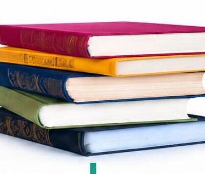 Foto: pilha de livros coloridos